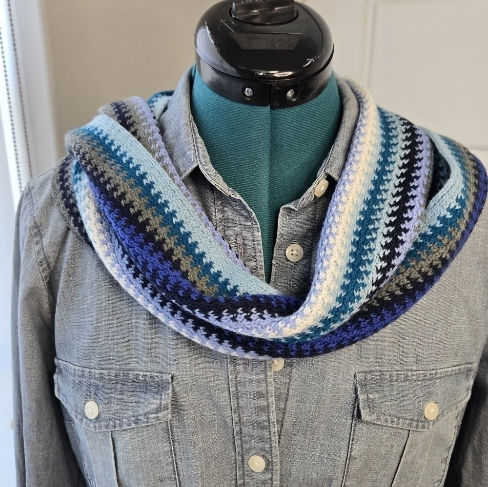 NEW YORK & COMPANY KNITWEAR LONG SCARF FRINGE ENDS BLUE TEAL CROCHET WOMEN OS